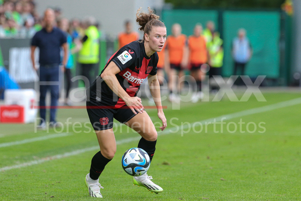 Fussball, Google Pixel Frauen-Bundesliga, VfL Wolfsburg - Bayer 04 Leverkusen | v.li.: Synne Skinnes Hansen (Bayer 04 Leverkusen, 10) Freisteller, Einzelbild, Ganzkörper, Aktion, Action, Spielszene, DIE DFB-RICHTLINIEN UNTERSAGEN JEGLICHE NUTZUNG VON FOTOS ALS SEQUENZBILDER UND/ODER VIDEOÄHNLICHE FOTOSTRECKEN. DFB REGULATIONS PROHIBIT ANY USE OF PHOTOGRAPHS AS IMAGE SEQUENCES AND/OR QUASI-VIDEO.