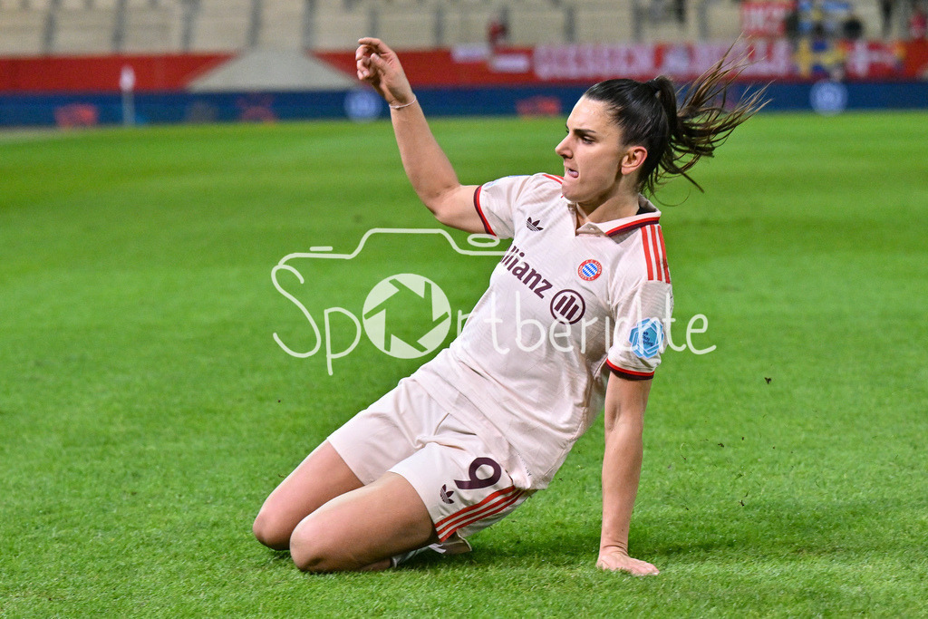 FC Bayern München Frauen - Juventus Turin Frauen | Jubel nach dem Treffer zum 1-0 fuer die FCB Frauen durch Jovana DAMNJAVOVIC (FCB #9) / Freude / Happy / Tor / Torschuetzin / Womens Champions League: FC Bayern Frauen - Juventus FC, FC Bayern Campus am 12.12.2024