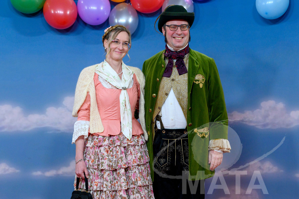 _DWA1289 | Regierungspräsident von Oberfranken  Florian Luderschmid (rechts) mit  seiner Gattin bei der TV-Sendung Fastnacht in Franken 2024. Veitshöchheim, 02.02.2024 Bayern Deutschland - Realisiert mit Pictrs.com