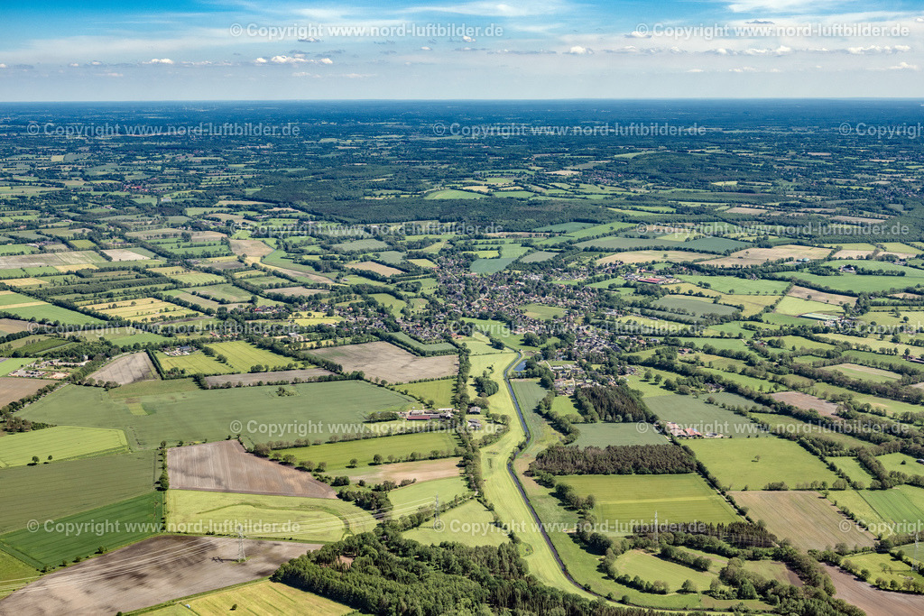 Schmalfeld_ELS_7785030622 | SCHMALFELD 03.06.2022 Strukturen auf landwirtschaftlichen Feldern in Schmalfeld im Bundesland Schleswig-Holstein, Deutschland. // Structures on agricultural fields in Schmalfeld in the state Schleswig-Holstein, Germany. Foto: Martin Elsen
