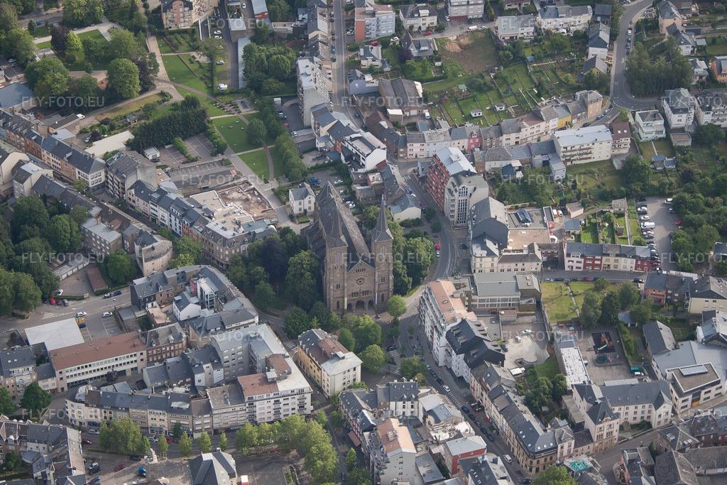 Vue aérienne: Église située dans le centre historique de Dudelange, dans le quartier luxembourgeois à Düdelingen dans le département Esch an der Alzette, Luxembourg.Photo: IMG_50569.jpg prise le 23/06/2012 par Werner Riehm/FLY-FOTO.euRésolution de l'original: 4273 x 2849 px