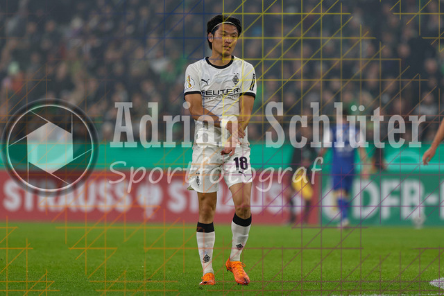 Borussia Mönchengladbach vs Karlsruher SC - DFB-Pokal 2. Runde | Mönchengladbach, Deutschland, 28.10.25:   Shuto Machino (Borussia Mönchengladbach) gestikuliert, Gestik waehrend des Spiels der DFB-Pokal 2. Runde zwischen Borussia Mönchengladbach vs Karlsruher SC im Stadion im Borussia Park(Foto von Brauer-Fotoagentur / Adrian Schlueter)