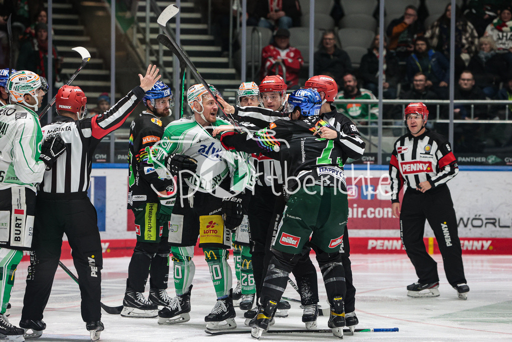 Augsburger Panther - Bietigheim Steelers | Tim SCHUELE (SCB #40) und Matthew PUEMPEL (#73) haben ein kleines Problem miteinander
