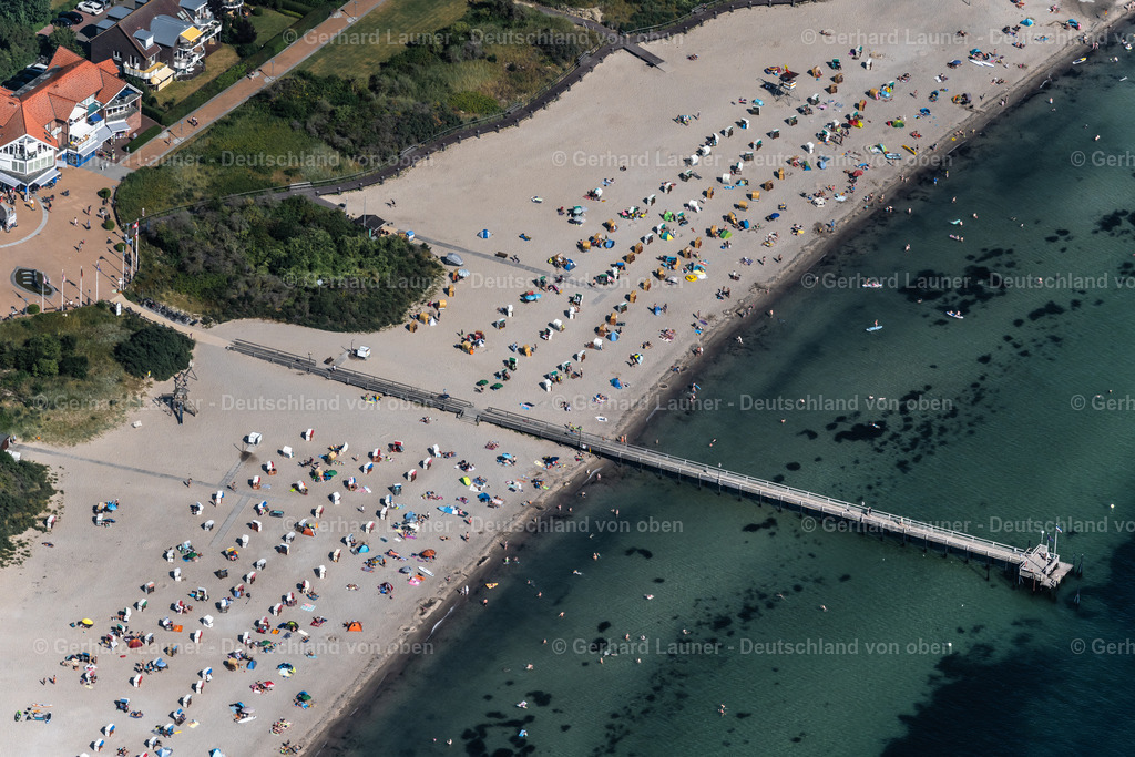 4038083 | PELZERHAKEN 07.08.2020 Laufflächen und Konstruktion der Seebrücke über der Wasseroberfläche " Seebrücke Pelzerhaken " in Pelzerhaken im Bundesland Schleswig-Holstein, Deutschland. // Running surfaces and construction of the pier over the water surface . in Pelzerhaken in the state Schleswig-Holstein, Germany. Foto: Gerhard Launer