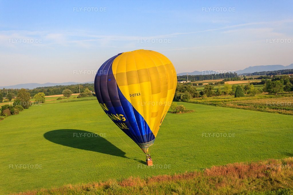 Luftbild: Landung eines Heissluftballons D-OTKA in Erlenbach bei Kandel im Bundesland Rheinland-Pfalz in Deutschland. Foto: IMG_70244.jpg vom 19.07.2014 durch Werner Riehm/FLY-FOTO.de