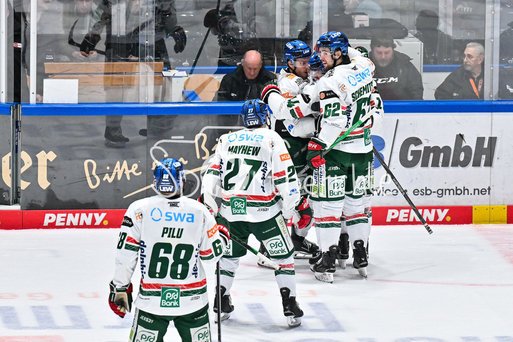 Löwen Frankfurt - Augsburger Panther | FRANKFURT, GERMANY - 19. DECEMBER: Jubel der Gäste nach dem Treffer zum 3-4 durch D. J. BUSDEKER (Augsburger Panther 14) / Tor / Torschuetze / Freude / Happy während dem Match zwischen den Löwen Frankfurt und den Augsburger Panthern am 29. Spieltag der Penny DEL in der Eissporthalle Frankfurt