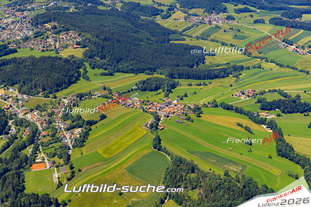 Aktuelles Luftbild von Hochdorf Bischofsmais - Die Luftaufnahme wurde 2022 mittels UL-Flugzeug erstellt ( keine Drohne ) - hochauflösende Kamera-Systeme von  Canon -Beste Qualität - Für grossformatige Ausdrucke geeignet. Die Geschenkidee !