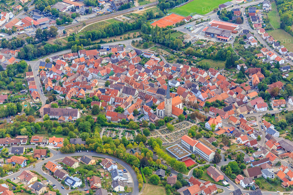 Luftbild: Altstadtkern mit kathol. Kirche St. Peter und Paul am Friedhof in Grünsfeld im Bundesland Baden-Württemberg in Deutschland. – Foto: IMG_111377.jpg vom 09.09.2018 durch Werner Riehm/FLY-FOTO.de – Auflösung des Originals: 5472 x 3648 px – WWW.KATH-GW.DE
