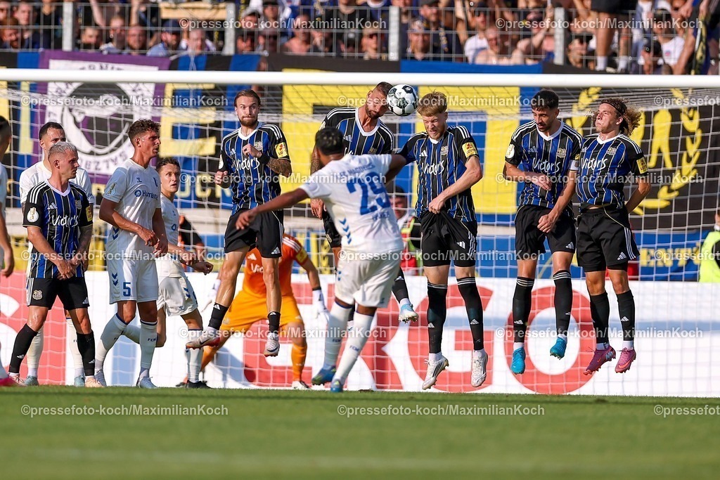 DFB15082501043 | 15.08.2025, Fußball, DFB-Pokal, 1. FC Saarbrücken - 1.FC Magdeburg, Ludwigsparkstadion, Saison 2025 2026: Rayan Ghrieb (1FC Magdeburg #29) verschießt den Strafstoß und bleibt in der Saarbrückener Mauer hängen   DFB regulations prohibit any use of photographs as image sequences and or quasi-video.