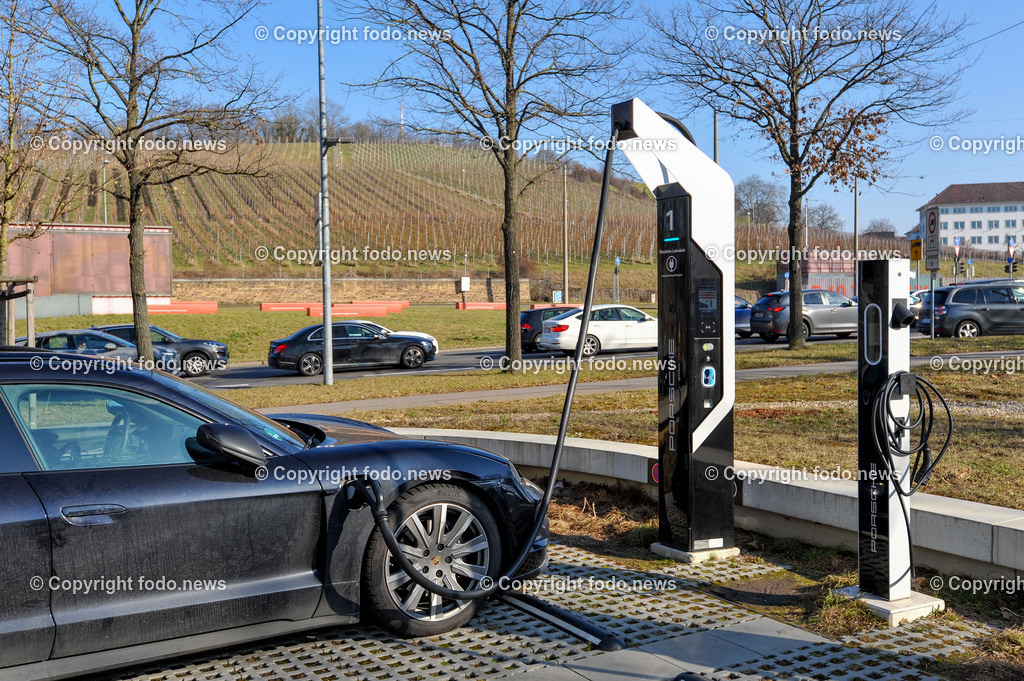 Deutschland_ Baden-Wuerttemberg_ Stuttgart_ 15.02.2025-42 | 15.02.2025, Deutschland, GER, Baden-Wuerttemberg, Stuttgart, im Bild Themenbild, Stadtansichten, Porsche Stuttgart, Elektroauto, Elektroautoladestation, Ladesaeule, Ladekabel, Schnellader, Hybrid, Stecker, Kabel, Strom, Feature, Symbolbild