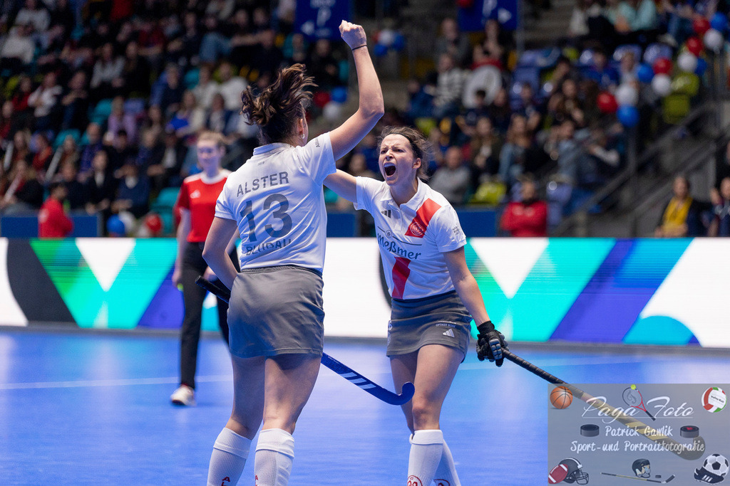 Volvo E.R.B. Final 4 Halbfinale Frauen: Der Club an der Alster - Berlienr HC, 25.01.2025 | Antonia Bludau (Der Club an der Alster #13) traf zum 1:0, erzielte das Tor zum 1:0 und feiert mit Katharina Haid (Der Club an der Alster #26),  Der Club an der Alster - Berliner HC, Frankfurt, Süwag Arena, 25.1.2025 - Realisiert mit Pictrs.com