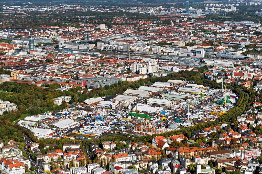 dr__0054253.jpg | MüNCHEN 07.10.2024 Festgelände des Münchener Oktoberfestes auf der Theresienwiese in München im Bundesland Bayern. Weiterführende Informationen bei: Portal München Betriebs-GmbH & Co. KG. // Festival grounds of the Munich Oktoberfest on the Theresienwiese in Munich in the state of Bavaria. Further information at: Portal Muenchen Betriebs-GmbH & Co. KG. Foto: Daniel Reiter