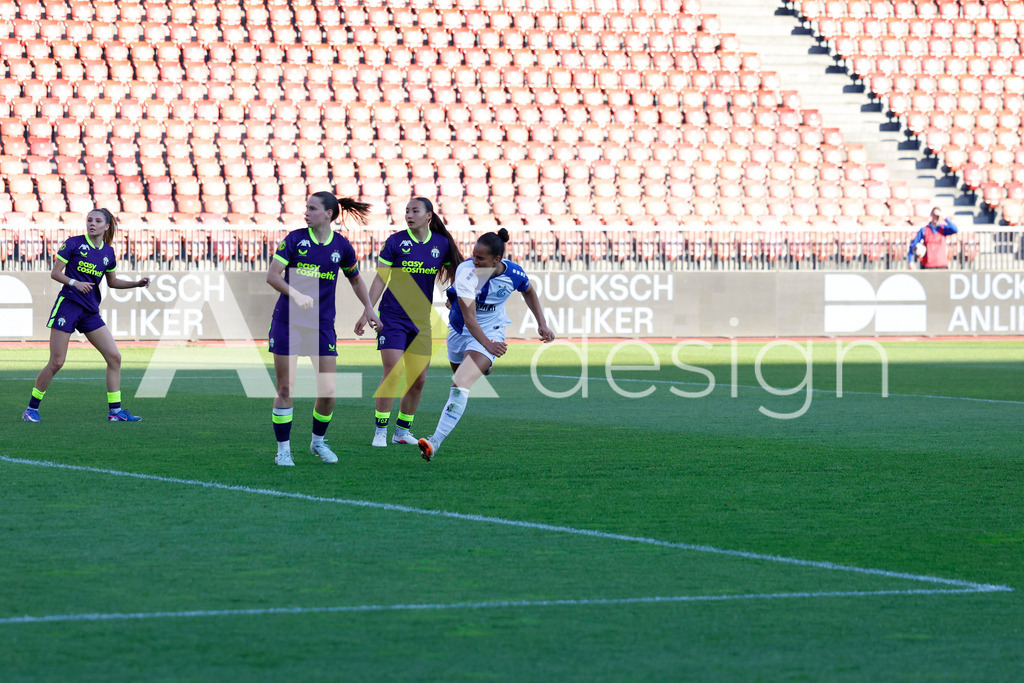 GC Zürich vs FC Zürich - AXA Women’s Super League Playoffs - Stadion Letzigrund | KAYLA MCKENNA of Grasshopper Club Zürich during the AXA Women’s Super League Playoffs quarter-final second leg between GC Zürich and FC Zürich at Stadion Letzigrund, Zurich, Switzerland. - Realisiert mit Pictrs.com