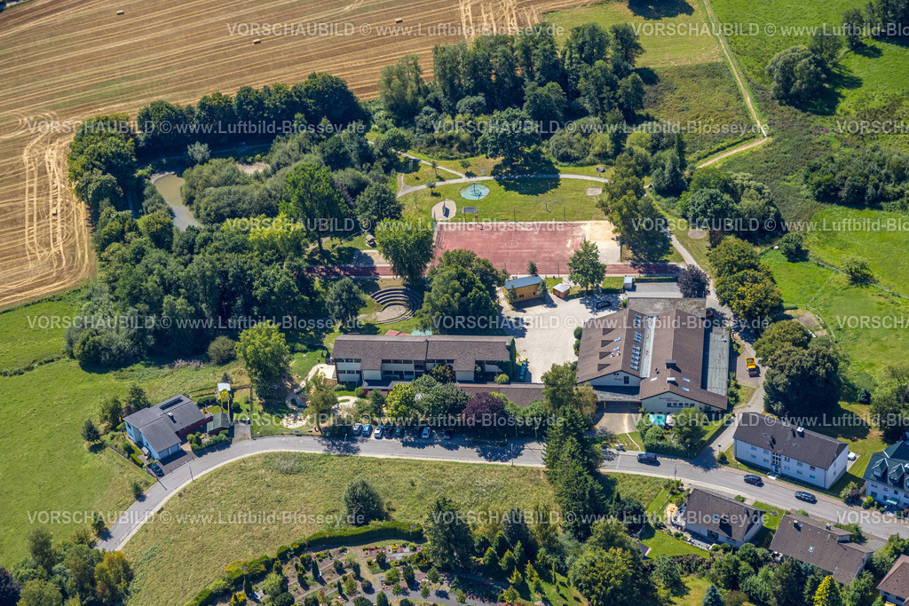 Kierspe250813420 | Luftbild, Kita Wunderland Kindertagesstätte und Kinder- und Jugendtreff Die Insel, Sportplatz, Oberbrügge, Halver, Sauerland, Nordrhein-Westfalen, Deutschland