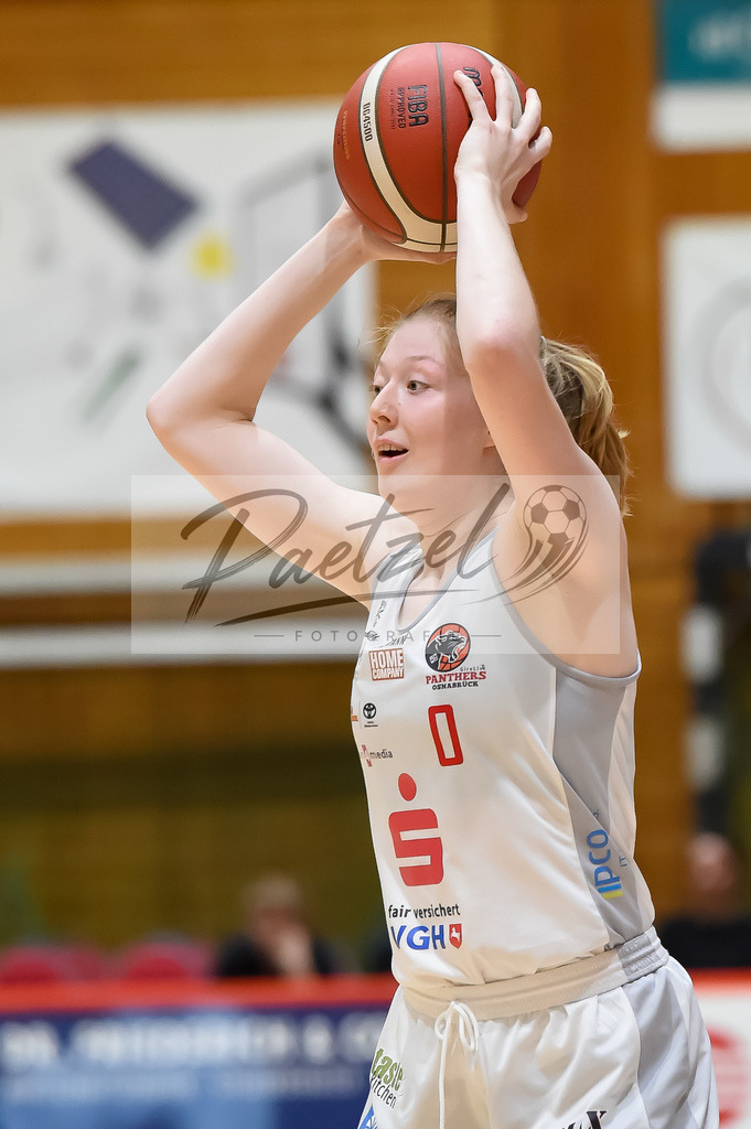PANNOE20211010_023 | Basketball, Frauen: Frieda Buehner (GiroLive-Panthers Osnabrueck) in Aktion, am Ball, Einzelaktion beim Spiel der Toyota DBBL zwischen GiroLive-Panthers Osnabrueck und Eigner Angels Noerdlingen im datos – home of the panthers am 10.10.2021 in Osnabrueck, Deutschland. - Realisiert mit Pictrs.com
