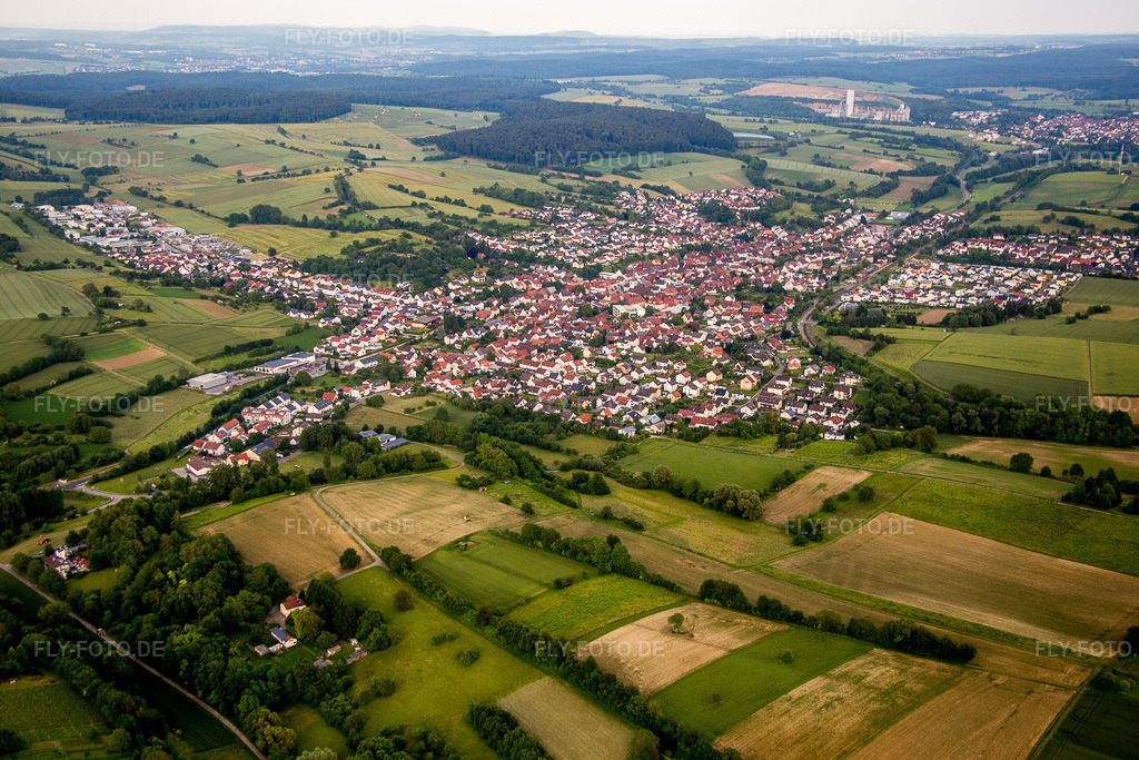 Luftbild: Ortsansicht von Westen im Ortsteil Jöhlingen in Walzbachtal im Bundesland Baden-Württemberg in Deutschland. Foto: IMG_089300.jpg vom 10.06.2016 durch Werner Riehm/FLY-FOTO.de