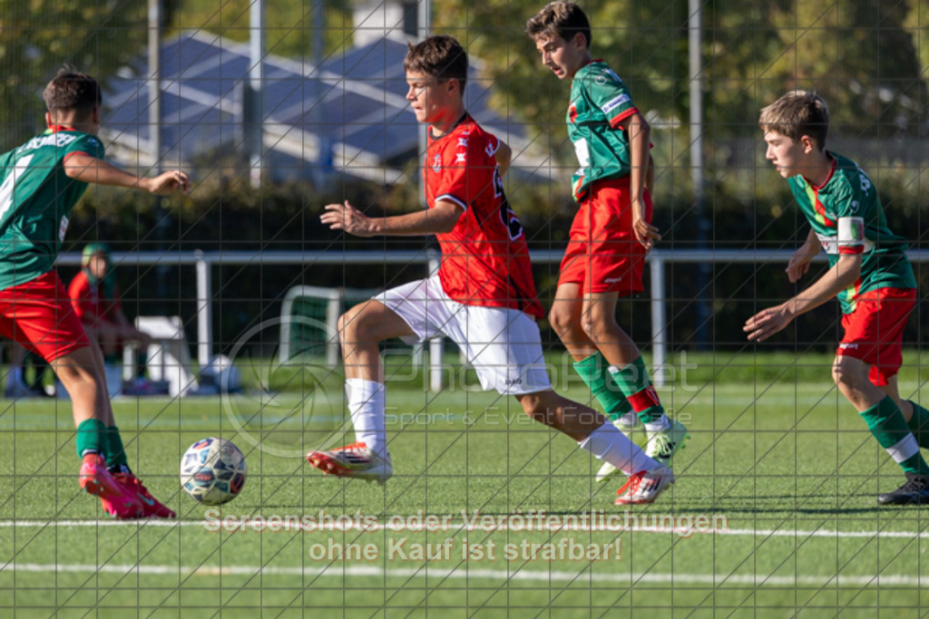 20250920_163807_0508 | #,1.Göppinger SV (rot) vs. FC Esslingen II (grün), Fussball, C-Junioren Leistungsstaffel Mitte - wfv 2025/2026, Kunstrasenplatz Nord, Hohenstaufenstr. 116, 73033 Göppingen, 20.09.2025 - 15:30 Uhr,Foto: PhotoPeet-Sportfotografie/Peter Harich