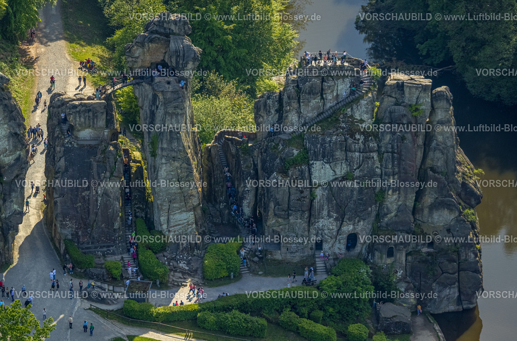 Horn-BadMeinberg240505963Externsteine | Luftbild, Externsteine, historische Sehenswürdigkeit im NSG Naturschutzgebiet, markante Felsformation mit Besucher Plattform und Treppenaufgang, Oberer See mit Fluss Wiembecke und  Liegewiese mit Besuchern, Teutoburger Wald, Holzhausen-Externsteine, Horn-Bad Meinberg, Ostwestfalen, Nordrhein-Westfalen, Deutschland