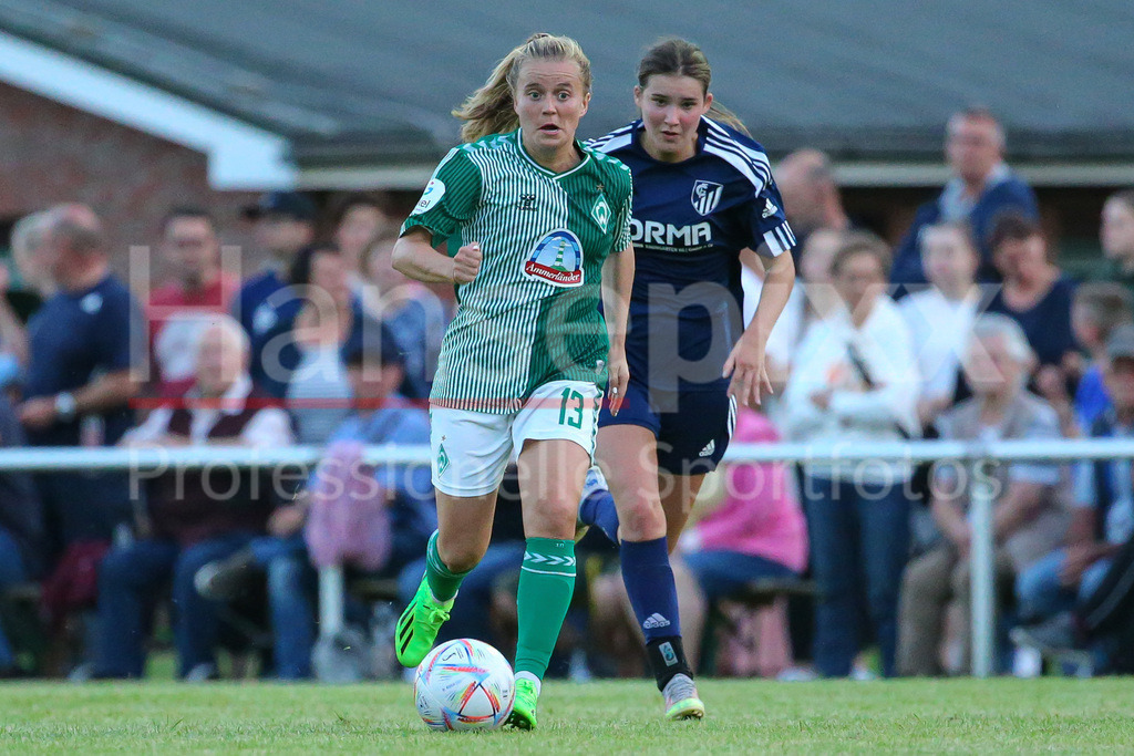 Fussball, Testspiel Frauen, FC Geestland - SV Werder Bremen | v.li.: Ricarda Walkling (SV Werder Bremen, 13) und Janne Belgardt (FC Geestland, 23) im Laufduell, Zweikampf, Duell, Dynamik, Aktion, Action, Spielszene