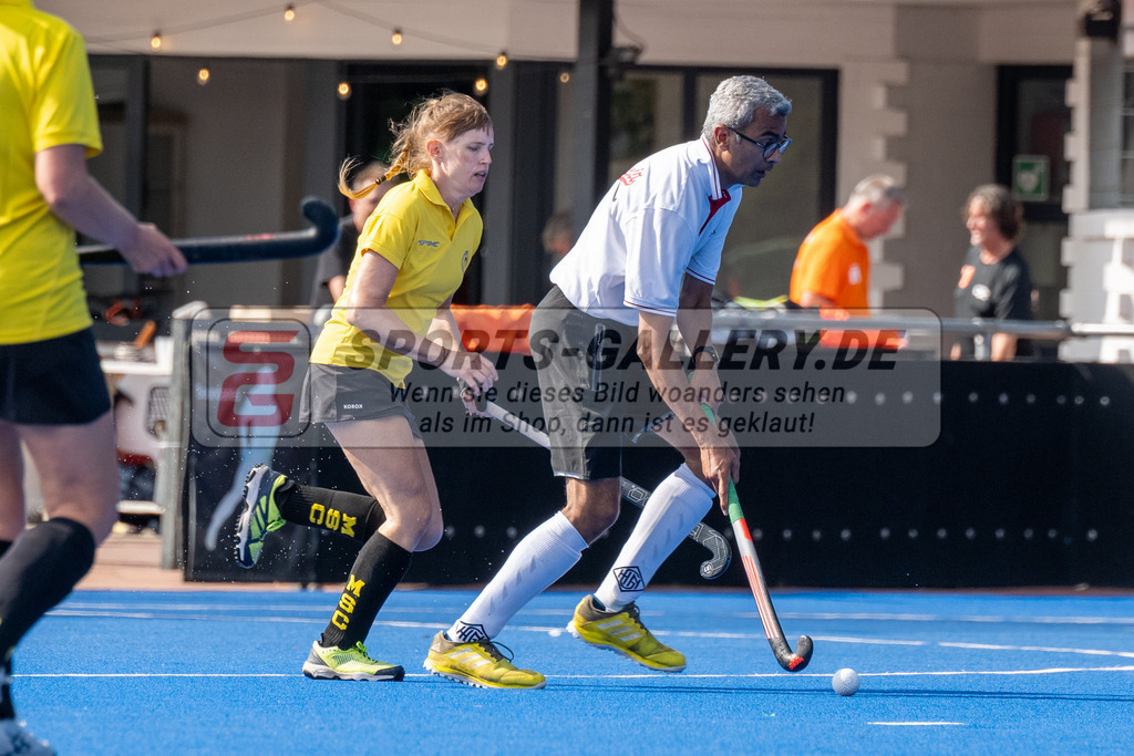 SFE_20240817_0021 | Krefeld, Deutschland, 17.08.2024:  European Cup for Recreational Hockey Players im KTHC Stadion Rot-Weiss Köln Tennis and Hockey Club am 17.08.2024 in Krefeld, Deutschland. (Foto von Stephan Fehrmann)Krefeld, Germany, 17.08.2024: European Cup for Recreational Hockey Players in KTHC Stadion Rot-Weiss Köln Tennis and Hockey Club at 17.08.2024 in Krefeld, Deutschland. (Foto from Stephan Fehrmann)