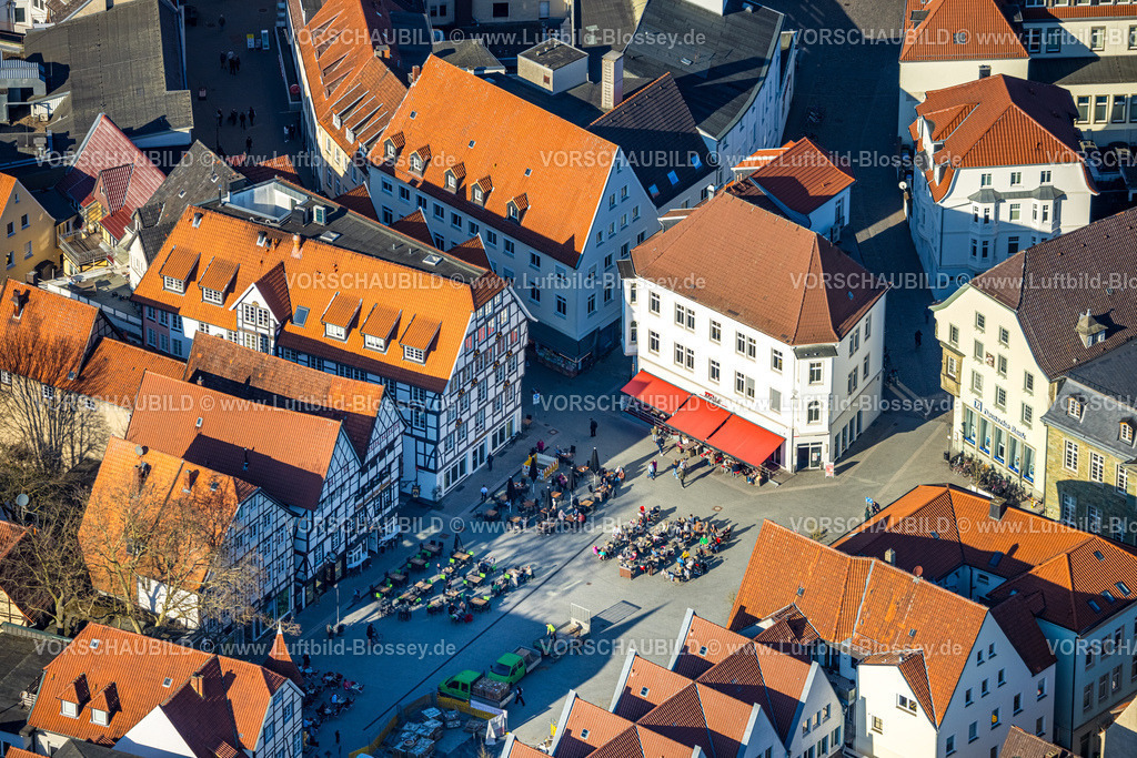 Soest250306503 | Luftbild, Marktplatz Soest mit Außengastronomie und Fachwerkhäusern, Soest, Soester Börde, Nordrhein-Westfalen, Deutschland