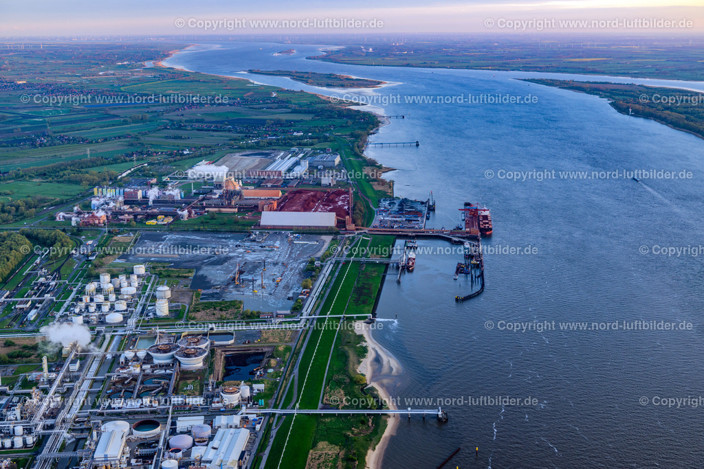 Stade_Bützfleth_Aos_ELS_2997200424 | STADE 20.04.2024 Hafenanlage Stader Seehafen AOS am Bützflether Sand in Bützfleth im Bundesland Niedersachsen, Deutschland. Weiterführende Informationen bei: Dow Deutschland Anlagengesellschaft mbH. // Stader Seehafen Refinery equipment and management systems on the factory premises of the mineral oil manufacturers of Dow Deutschlond Anlagengesellschaft mbH in Buetzfleth in the state Lower Saxony, Germany. Further information at: Dow Deutschland Anlagengesellschaft mbH. Foto: Martin Elsen