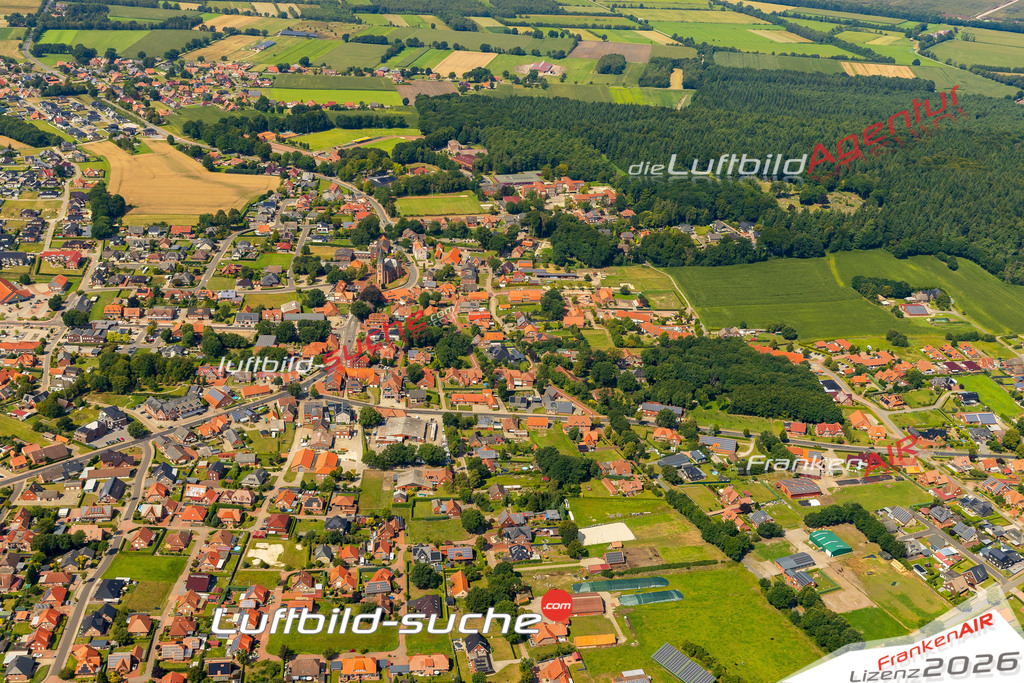 Luftbild Esterwegen - Die Luftaufnahme wurde 2025 vom UL-Flugzeug heraus erstellt ( keine Drohne ) - Hochauflösende Luftaufnahme - für professionelle Ausdrucke geeignet. Die Geschenkidee !Hier alle&nbsp;Infos zur Lizenzierung der LuftaufnahmeWir fliegen auch dieses Jahr wieder in Ihre Region um Luftbilder zu erstellen.- Luftbild anfragen