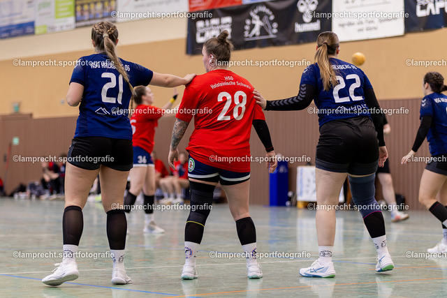 Handball I Damen I Saison 2025-2026 I Verbandsliga Süd I 15. Spieltag I HSG Kalkberg 06 - HSG Holsteinische Schweiz 078 | v.l. Jette Kaack (21, HSG Kalkberg 06), Bente Hartmann (28, HSG Holsteinische Schweiz), Jasmin Krause (22, HSG Kalkberg 06) - Realisiert mit Pictrs.com
