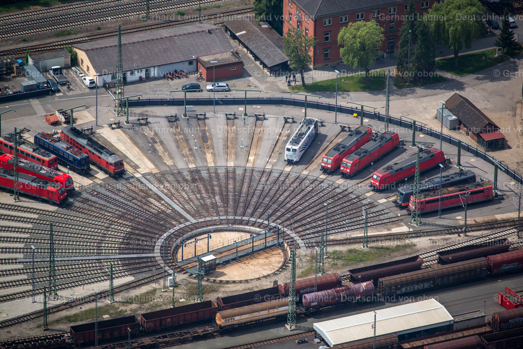 3803106 | NüRNBERG 21.08.2021 Gleisanlagen und Schienenstrecken am Rundschuppen ( auch Lokschuppen, Lokhalle oder Triebfahrzeughalle ) des Bahn- Betriebswerkes im Ortsteil Rangierbahnhof in Nürnberg im Bundesland Bayern, Deutschland. Weiterführende Informationen bei: DB Netz AG,  Deutsche Bahn AG. // Trackage and rail routes on the roundhouse - locomotive hall of the railway operations work in the district Rangierbahnhof in Nuremberg in the state Bavaria, Germany. Further information at: DB Netz AG,  Deutsche Bahn AG. Foto: Gerhard Launer