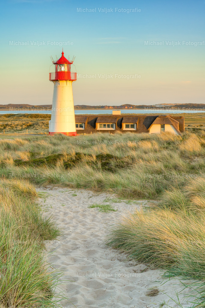 Leuchtturm List-West im Abendlicht | Blick zum Leuchtturm List-West an einem Abend im Frühsommer. Das Licht der untergehenden Sonne taucht den Leuchtturm und die Landschaft in ein warmes Licht. - Realisiert mit Pictrs.com