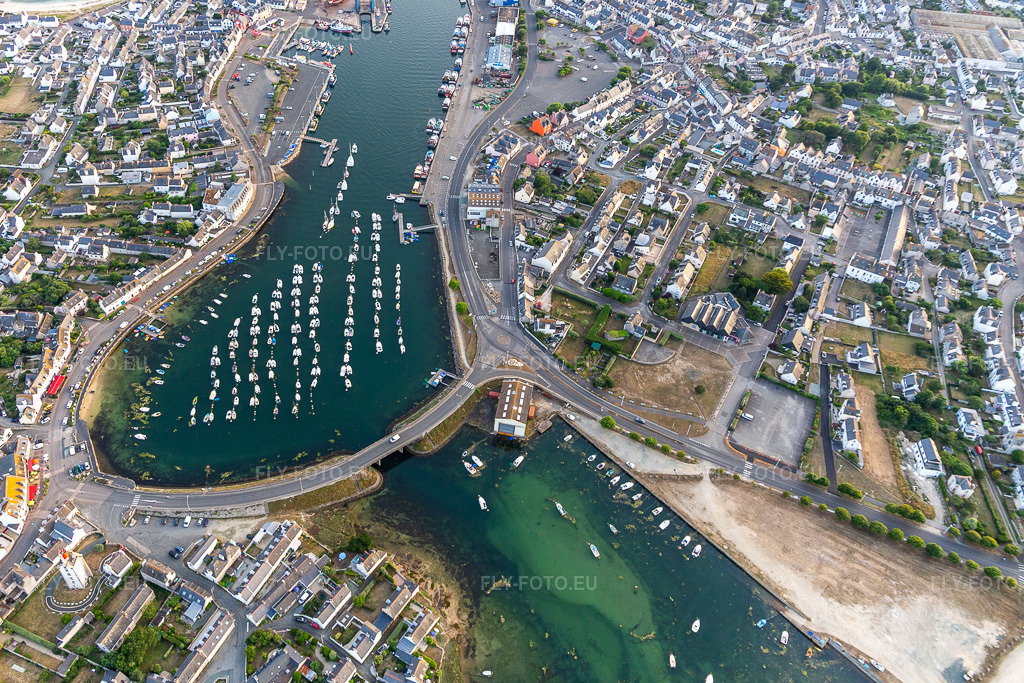 Vue aérienne: Port de Guilvinec-Treffiagat à Treffiagat dans le département Finistère, France. Photo: IMG_132666.jpg prise le 17/06/2022 par Werner Riehm/FLY-FOTO.eu – Résolution de l'original: 4765 x 3177 px