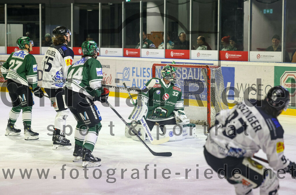 2024-01-26_018_TSV_Erding_gegen_HC_Landsberg | Erding, Deutschland, 26.01.2024:
Eishockey, Bayernliga Vorrunde 2023 / 2024, 28. Spieltag, TSV Erding gegen HC Landsberg, Endergebnis: 6:2

Florian Stauder (HC Landsberg, #65), Paul Wallek (Erding Gladiators, #44), Torwart Dimitri Pätzold (Erding Gladiators, #32)

Foto: Christian Riedel / fotografie-riedel.net