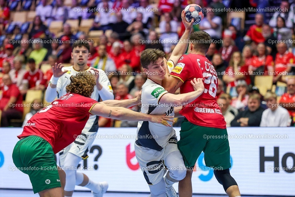EHF22012601037 | 22.01.2026, Handball, Men's EHF EURO 2026, Deutschland - Portugal, Jyske Bank Boxen in Herning, Dänemark, Main Round:  Nils Lichtlein (Germany #03) im Zweikampf gegen   Gabriel Oliveira Cavalcanti (Portugal #95)  Francisco Mota Costa (Portugal #26) 