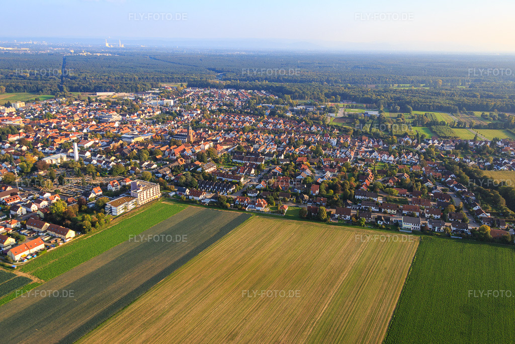 Luftbild: Guttenbergstraße mit Willi-Hussong-Haus in Kandel im Bundesland Rheinland-Pfalz in Deutschland. Foto: IMG_073876.jpg vom 03.10.2014 durch Werner Riehm/FLY-FOTO.deWilli-Hussong-Haus Kandel&nbsp;-&nbsp;Diakonissen Speyer
