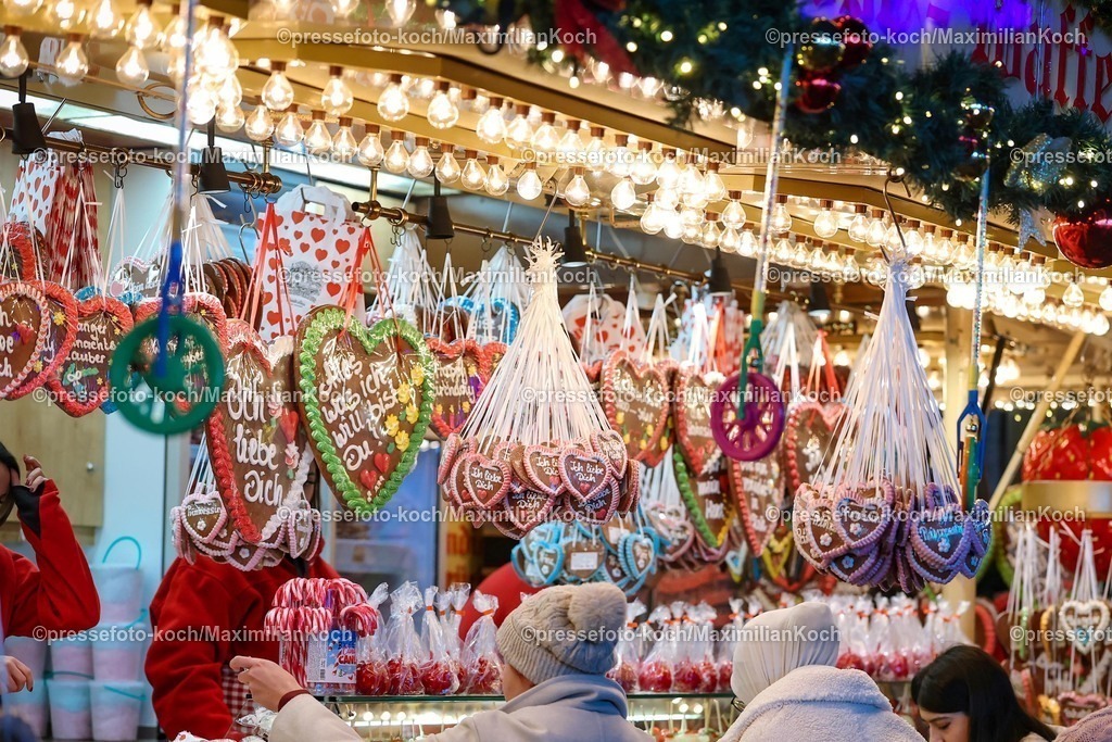 CR29112501094 | 29.11.2025, Herne, Pünktlich zur Vorweihnachtszeit öffnen die ersten Weihnachtsmärkte in Nordrhein-Westfalen. Eindrücke rund um den Weihnachtsmarkt Cranger Weihnachtszauber in Herne. Traditionelle Gerichte und leckereien in den Buden - Süßigkeiten in der Auslage eines Süßwarenstand Lebkuchen, Lebkuchenherz Lebkuchenherzen  
