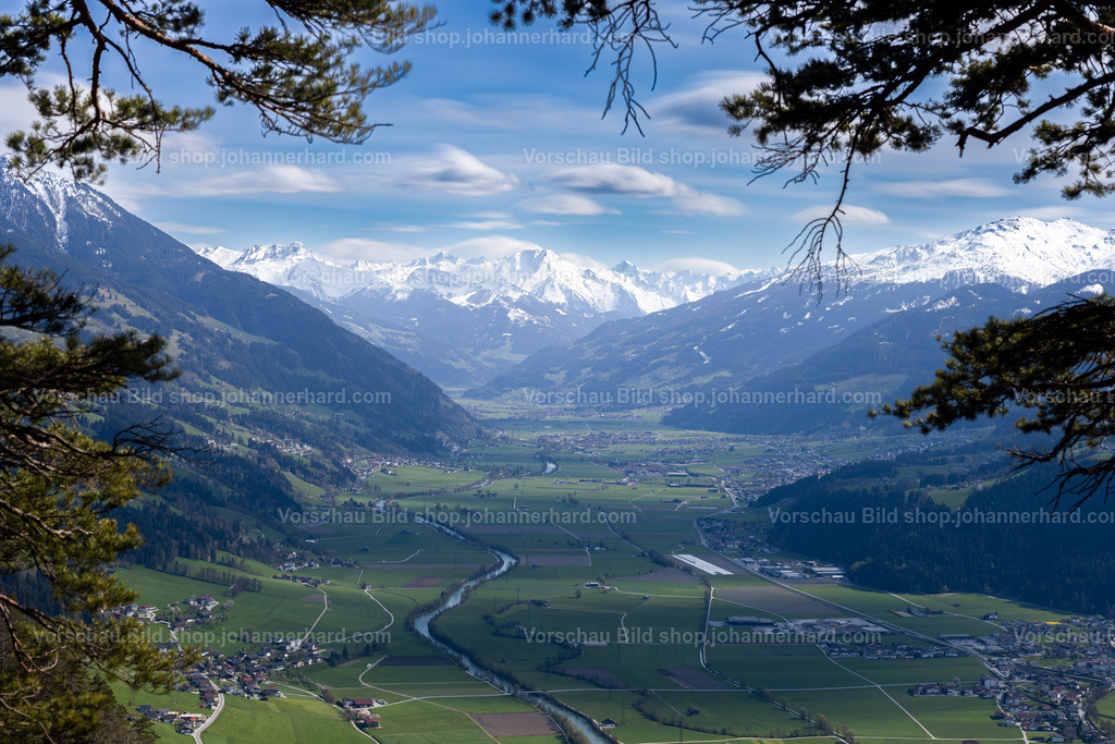 Blick ins Zillertal | Fotograf Johann Erhard 360° Bilder, Rundbilder Panorama Kugelpanorama Werbeaufnahmen Portrait VR 3D Eventfotografie Hochzeitsfotografie, etc. Vollzeit Berufsfotograf für alle professionellen Bereiche, für Buchungen verfügbar 24/7/365 Tirol Südtirol Bayern - Realisiert mit Pictrs.com
