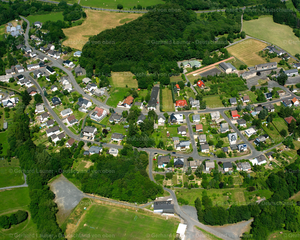 2610723 | BEILSTEIN 09.06.2006 Wohngebiet einer Einfamilienhaus- Siedlung  in Beilstein im Bundesland Hessen, Deutschland // Single-family residential area of settlement  in Beilstein in the state Hesse, Germany Foto: Gerhard Launer