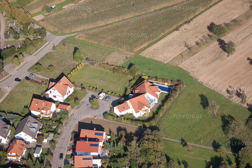 Luftbild: Fliederstr im Ortsteil Langensteinbach in Karlsbad im Bundesland Baden-Württemberg in Deutschland. Foto: IMG_45190.jpg vom 21.09.2011 durch Werner Riehm/FLY-FOTO.de