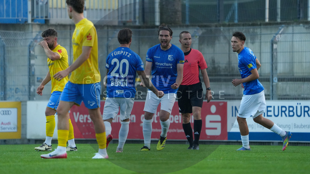 Fußball, Herren, Saison 2025/2026, Regionalliga Nordost, 6. Spieltag, FSV 63 Luckenwalde vs. VSG Altglienicke, Freitag 29.08.2025, Werner-Seelenbinder-Stadion Luckenwalde, | Fußball, Herren, Saison 2025/2026, Regionalliga Nordost, 6. Spieltag, FSV 63 Luckenwalde vs. VSG Altglienicke, Freitag 29.08.2025, Werner-Seelenbinder-Stadion Luckenwalde, Im Bild: Jubel bei der VSG Altglienicke um Torschütze Jonas Nietfeld (m.) nach dem Führungstreffer. - Realisiert mit Pictrs.com
