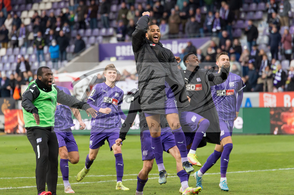 OSNTSV20211106_160 | Fussball, Herren: . Spieler vom VfL Osnabrueck Schlussjubel, jubelt nach dem 3:1 Sieg bei dem Spiel der 3. Liga zwischen VfL Osnabrueck und TSV 1860 Muenchen im Stadion an der Bremer Bruecke am 06.11.2021 in Osnanbrueck, Deutschland.DFB / DFL REGULATIONS PROHIBIT ANY USE OF PHOTOGRAPHS AS IMAGE SEQUENCES AND/OR QUASI-VIDEO. - Realisiert mit Pictrs.com