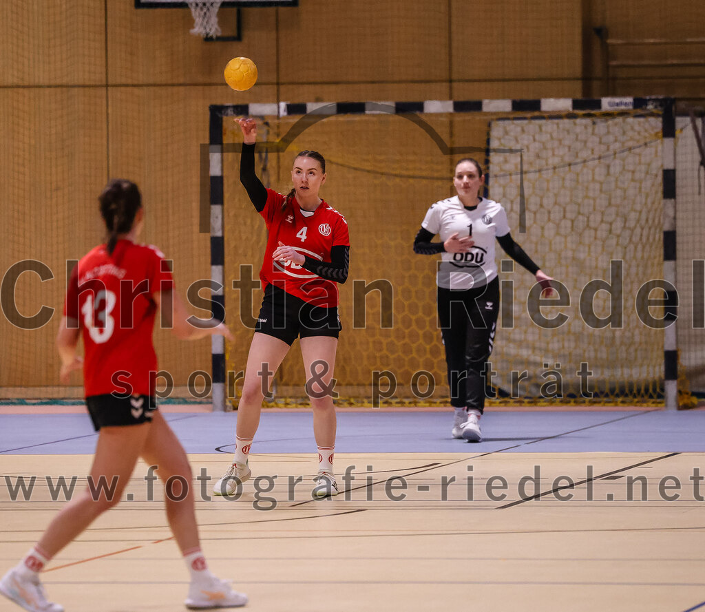 2025-01-18_097_SpVgg_Altenerding_gegen_TV_Altoetting | Erding, Deutschland, 18.01.2025:Handball, Bezirksoberliga Frauen Altbayern 2024 / 2024, 11. Spieltag, SpVgg Altenerding gegen TV Altötting, Endergebnis: 19:24Stefanie Koller (TV Altötting, #13), Pia Zimmermann (TV Altötting, #4), Torfrau Verena Maier (TV Altötting, #1)Foto: Christian Riedel / fotografie-riedel.net