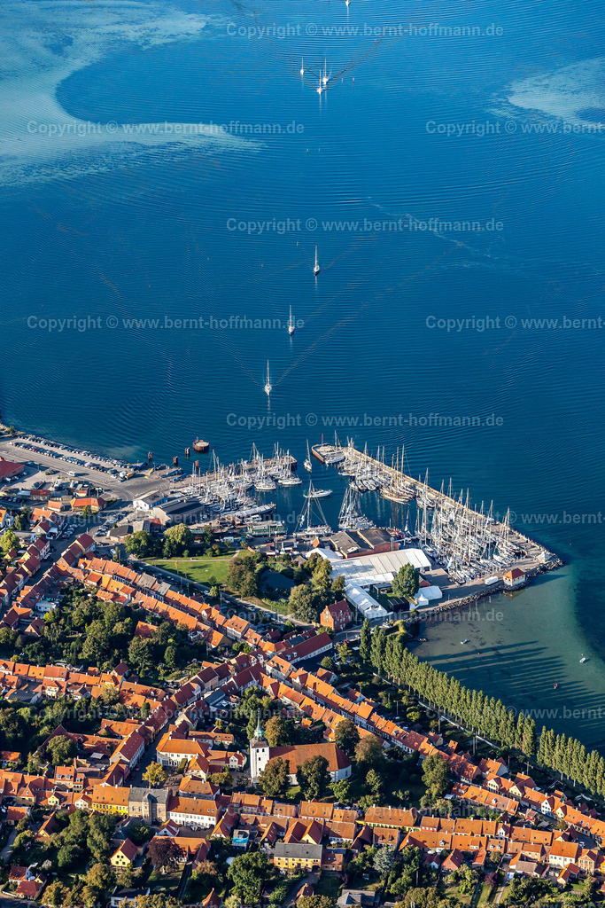 PLB_3425_Aeroeskoebing_90x60 | Luftbild, Dänische Südsee, Insel Aeroe (dän. Ærø ). Alljährlich immer am letzten August -Wochenende endet im kleinen Hafen von Aeroeskoebing die deutsch - dänische " Schifffahrtsregatta " und wird mit einem großen Seglerfest gefeiert. Im Bild - der idyllische Hafen mit vielen Segelyachten. - Realisiert mit Pictrs.com