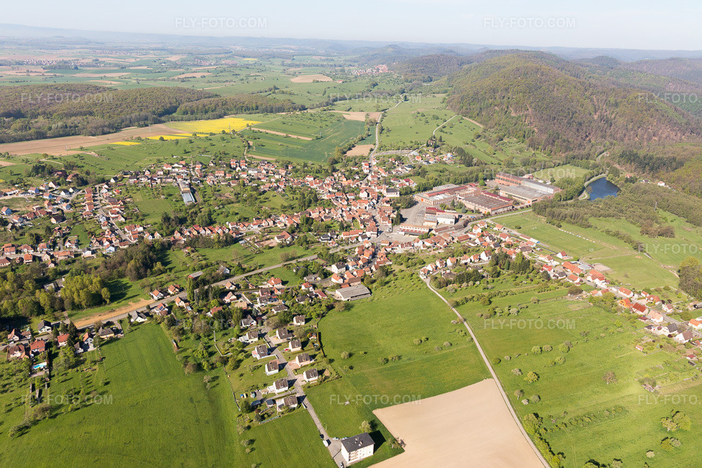 Aerial view: View of the town in Zinswiller in the state Bas-Rhin, France.Photo: IMG_099488.jpg taken on 04/30/2017 by Werner Riehm/FLY-FOTO.comResolution of the original: 5472 x 3648 px