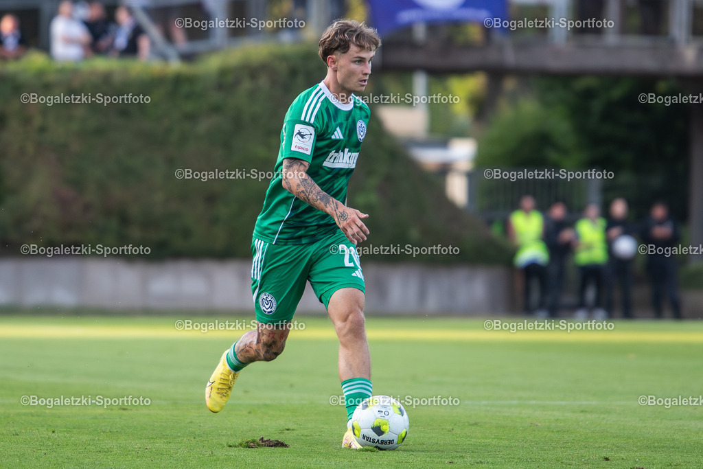 Niklas Jessen am Ball | 20.08.2025, Fußball, SC Victoria Mennrath - MSV Duisburg, Niederrheinpokal, Saison 2025/26: Niklas Jessen (MSV Duisburg #20) treibt den Ball nach vorne - Realisiert mit Pictrs.com