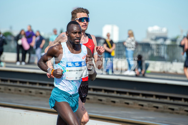 20250427-NSZ_2803 | Anthony Apori Ekai (Nr.42,Kenia) vor Erik Hille (Nr.8,GER)DEU, Düsseldorf, 27.04.2025 Uniper Düsseldorf Marathon 2025 - Realisiert mit Pictrs.com