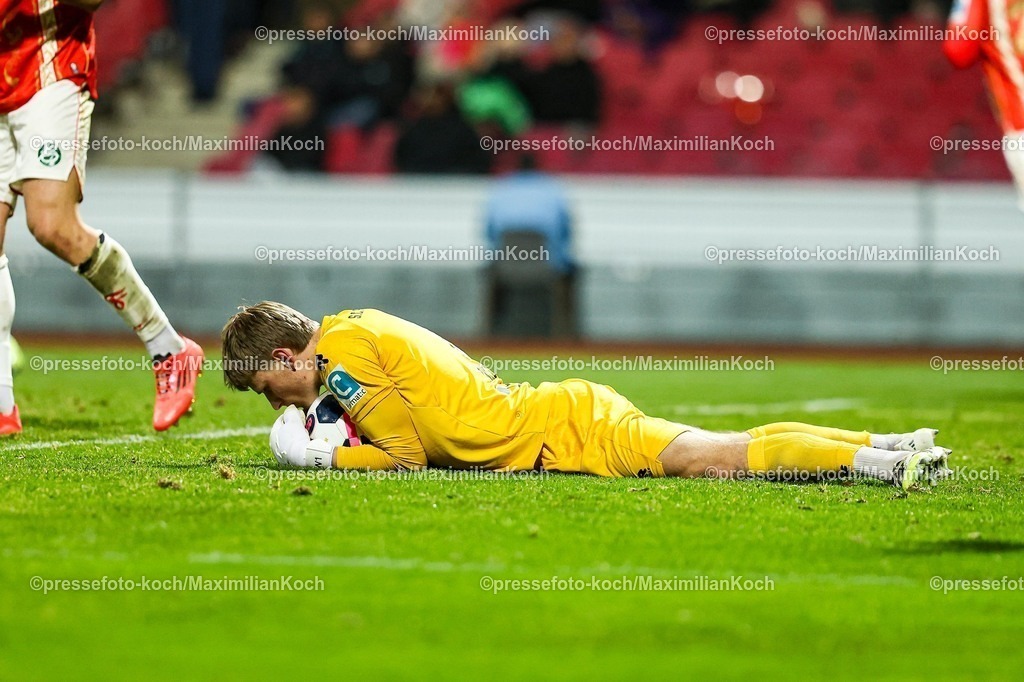 xKWIx13022601074 | 13.02.2026, xKWIx, Fußball, Regionalliga West, SC Fortuna Köln - FC Gütersloh, Südstadion: Lennart Winkler (SC Fortuna Köln #1) hält den Ball und damit den Sieg fest Photo: xKamilxWilkowskixPressefotoKochx