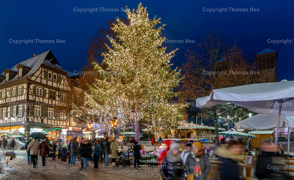 DSC_3227 | bbe, Marktplatz, Riesentanne, Weihnachtsbeleuchtung, Weihnachtsmarkt,  Bild: Thomas Neu