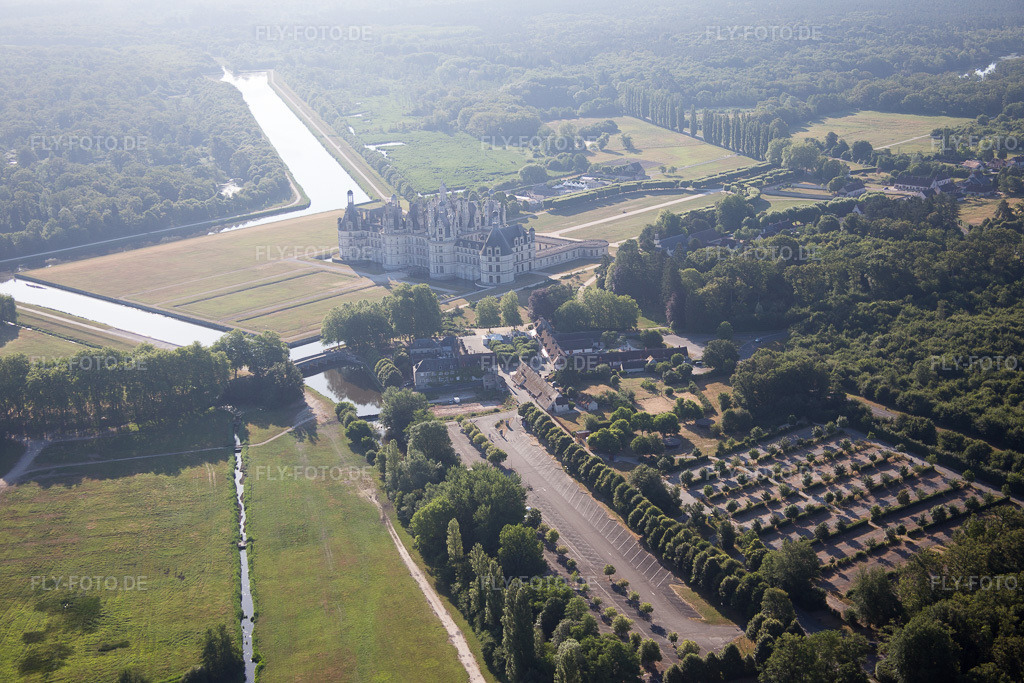 Luftbild: Ortsansicht in Chambord im Bundesland Loir-et-Cher in Frankreich. Foto: IMG_082119.jpg vom 20.06.2015 durch Werner Riehm/FLY-FOTO.de