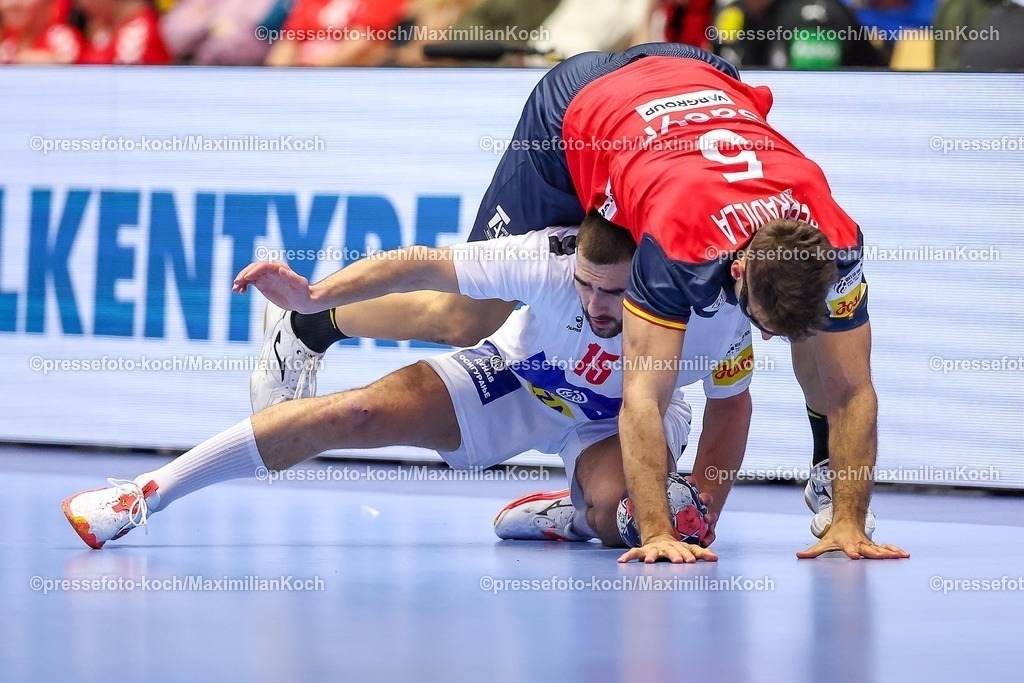 EHF15012601096 | 15.01.2026, Handball, Men's EHF EURO 2026, Spanien - Serbien, Jyske Bank Boxen in Herning, Dänemark, Preliminary Round:  Antonio Serradilla Cuenca (Espania #05) stolpert über  Uros Kojadinovic (Serbien #15)  