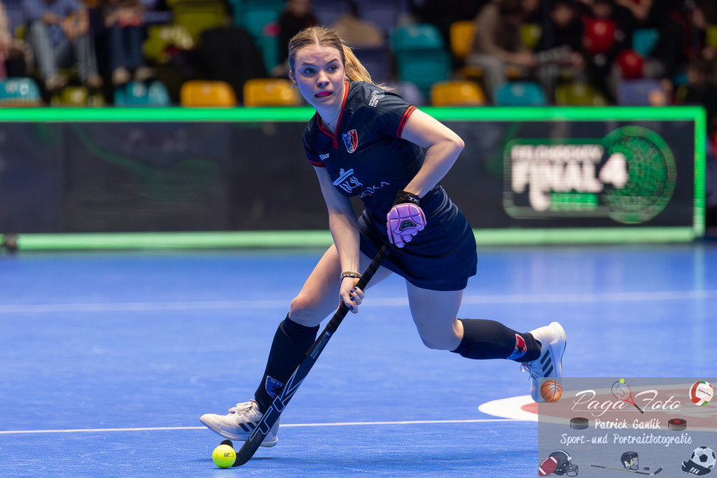 Volvo E.R.B. Final 4 Halbfinale Frauen: Der Club an der Alster - Berlienr HC, 25.01.2025 | Philine Drumm (Berliner HC #27) am Ball, Freisteller, Portrait, Porträt, Der Club an der Alster - Berlienr HC, Frankfurt, Süwag Arena, 25.1.2025 - Realisiert mit Pictrs.com